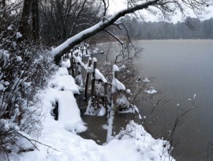 A dangerous snow-covered Dike path